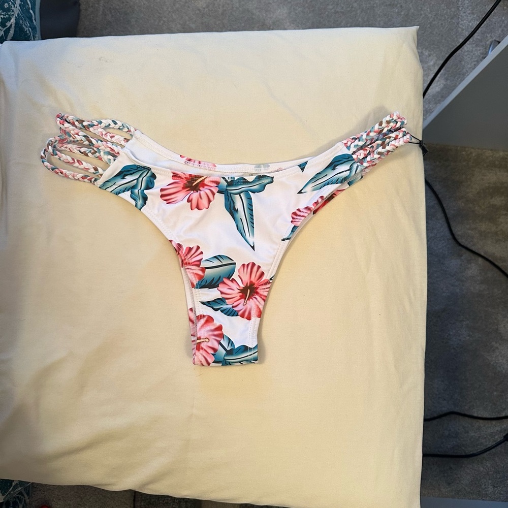 New Zaful bikini bottom with braided side straps. Hibiscus pattern. Size 8 - Picture 2 of 2
